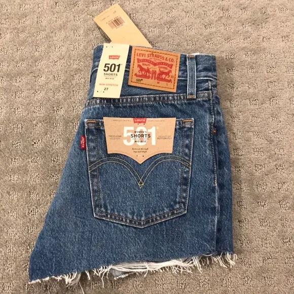 NWT Levi’s jean shorts 501 fit size 27