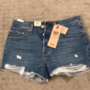 NWT Levi’s jean shorts 501 fit size 27