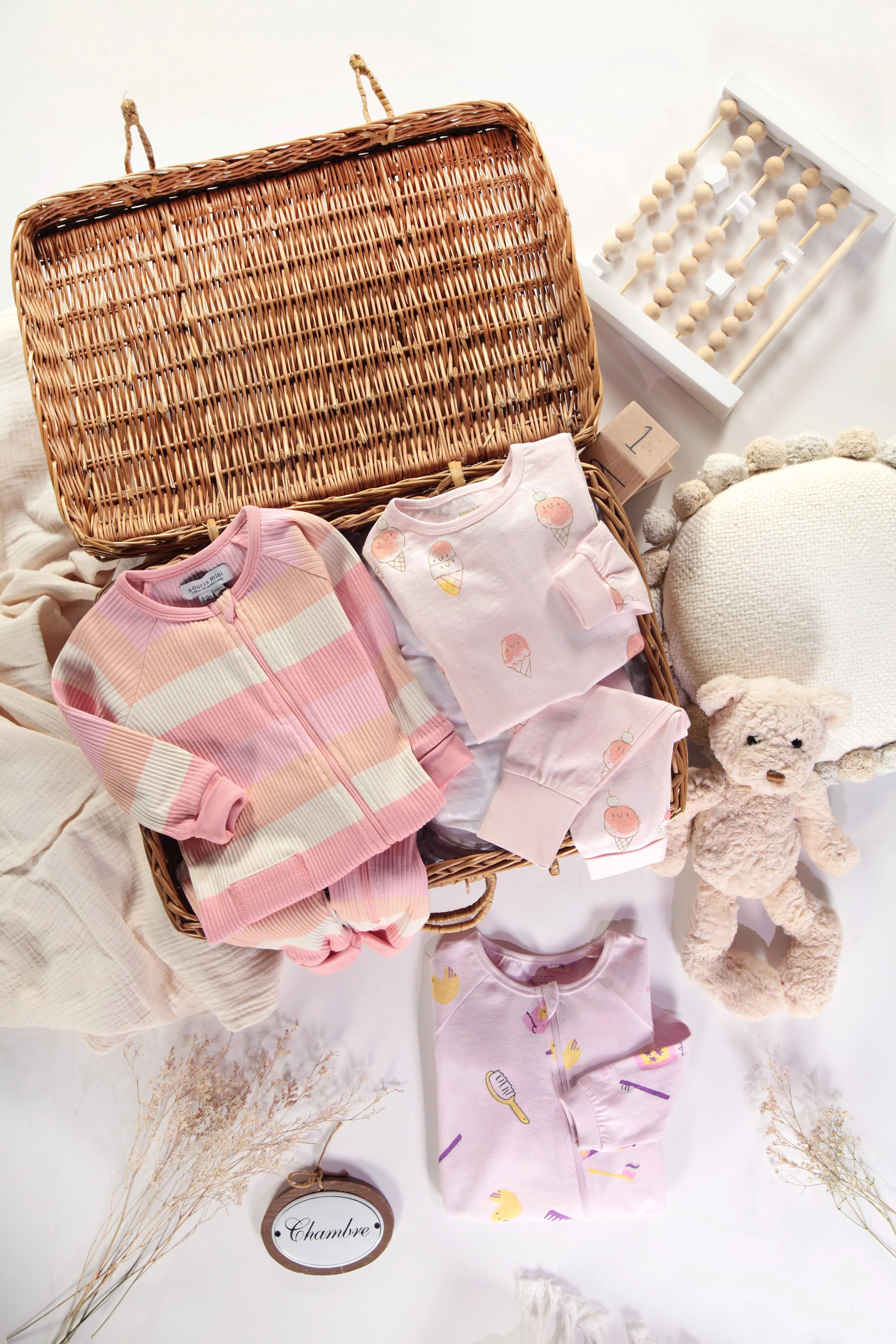 Pyjama rose pâle avec un motif de crèmes glacées en jersey, bébé || Light pink pajama with an ice cream print in jersey, baby