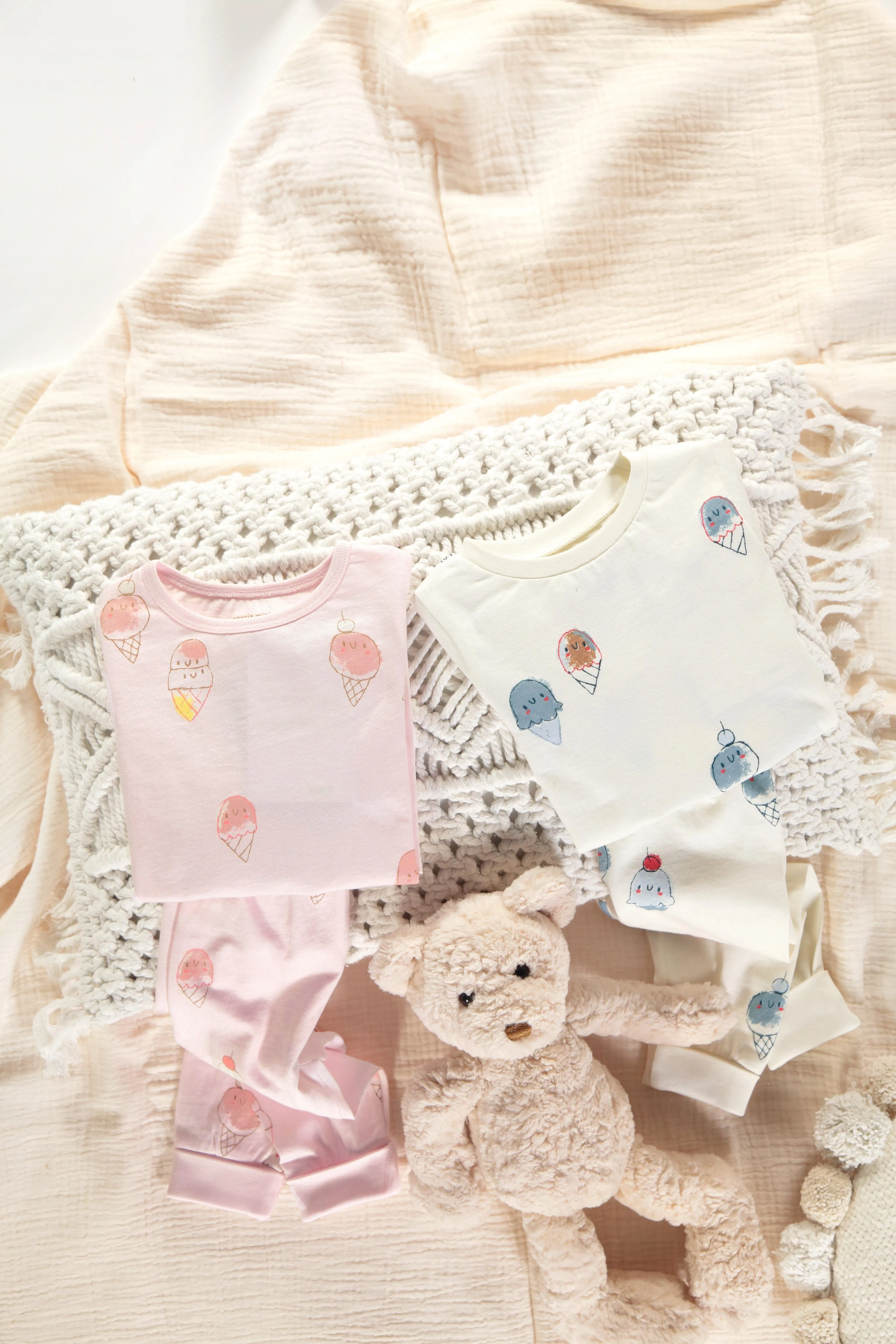 Pyjama rose pâle avec un motif de crèmes glacées en jersey, bébé || Light pink pajama with an ice cream print in jersey, baby