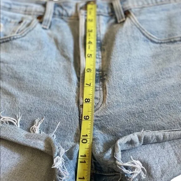 Super cute Levi’s 510 Hugh rise distressed jean shorts size 31