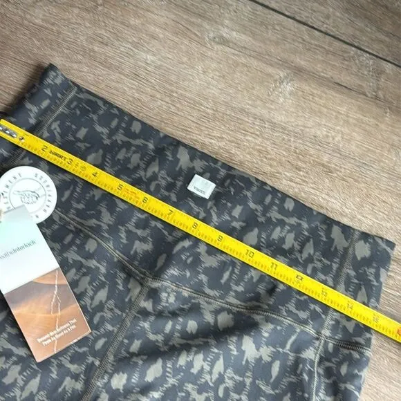 VUORI WOMEN'S STUDIO SHORT Cocoa Spots bike short size XL NWT