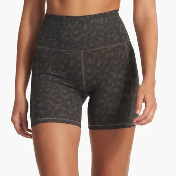 VUORI WOMEN'S STUDIO SHORT Cocoa Spots bike short size XL NWT