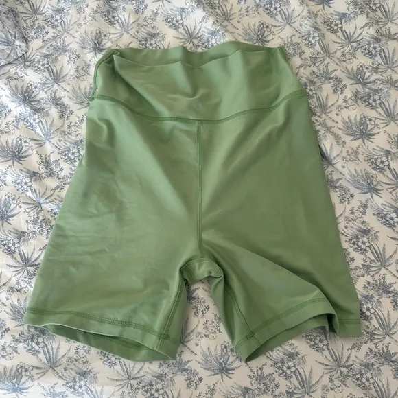 We Wore What Women's Size Large Green Athleisure High Rise 6&quot; Biker Shorts